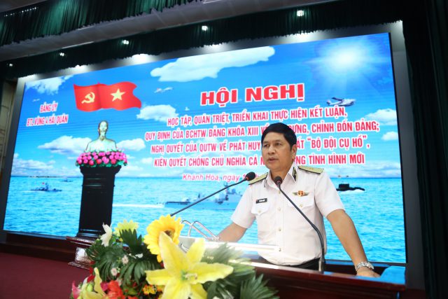 Chuẩn đô đốc Ngô Văn Thuân, Bí thư Đảng ủy, Chính ủy Vùng chủ trì hội nghị.